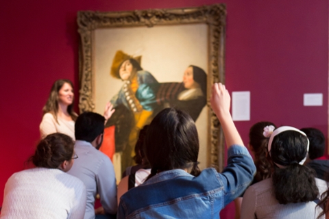 kress gallery with students raising hands looking at artwork